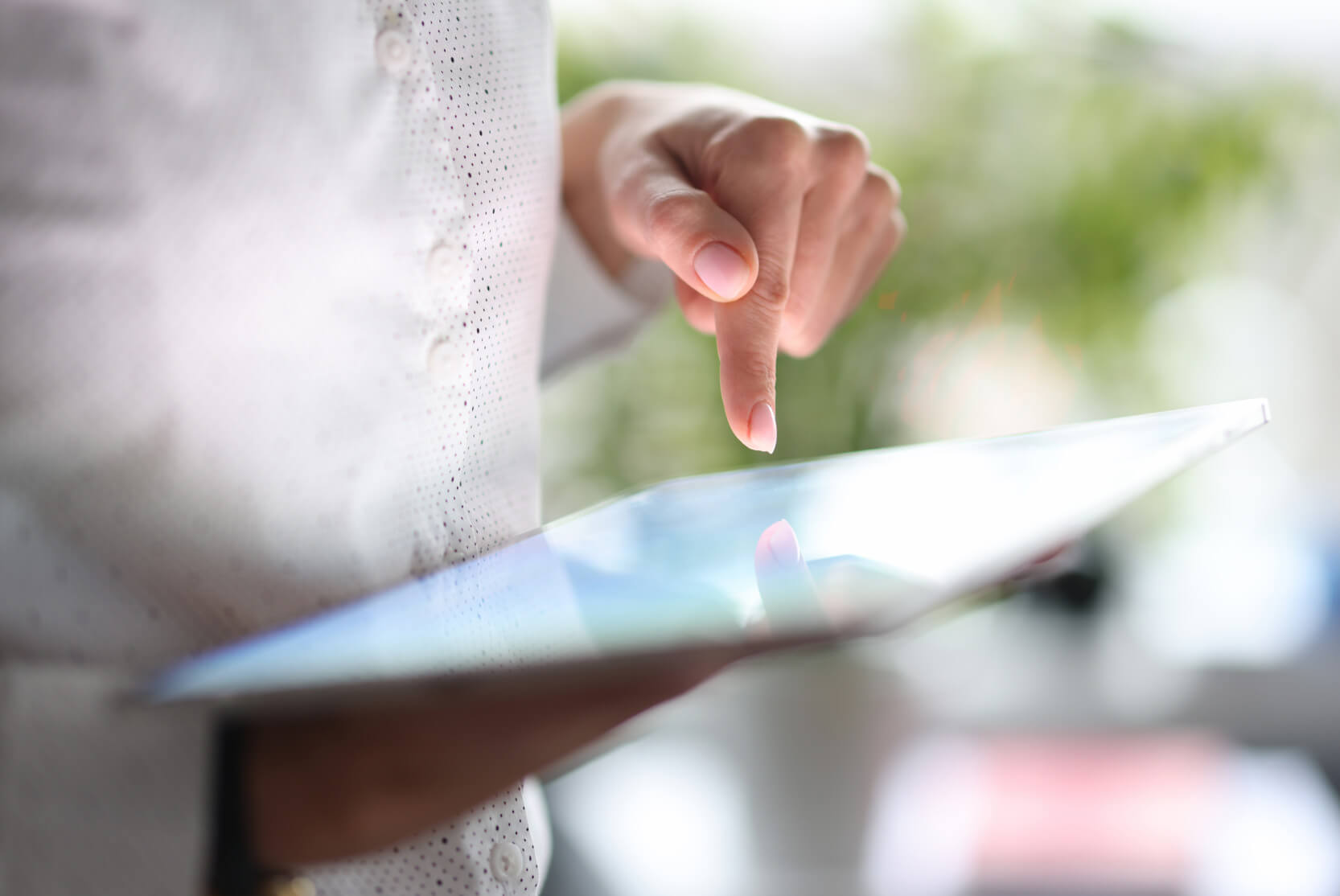 training-course-hand-ipad-elearning