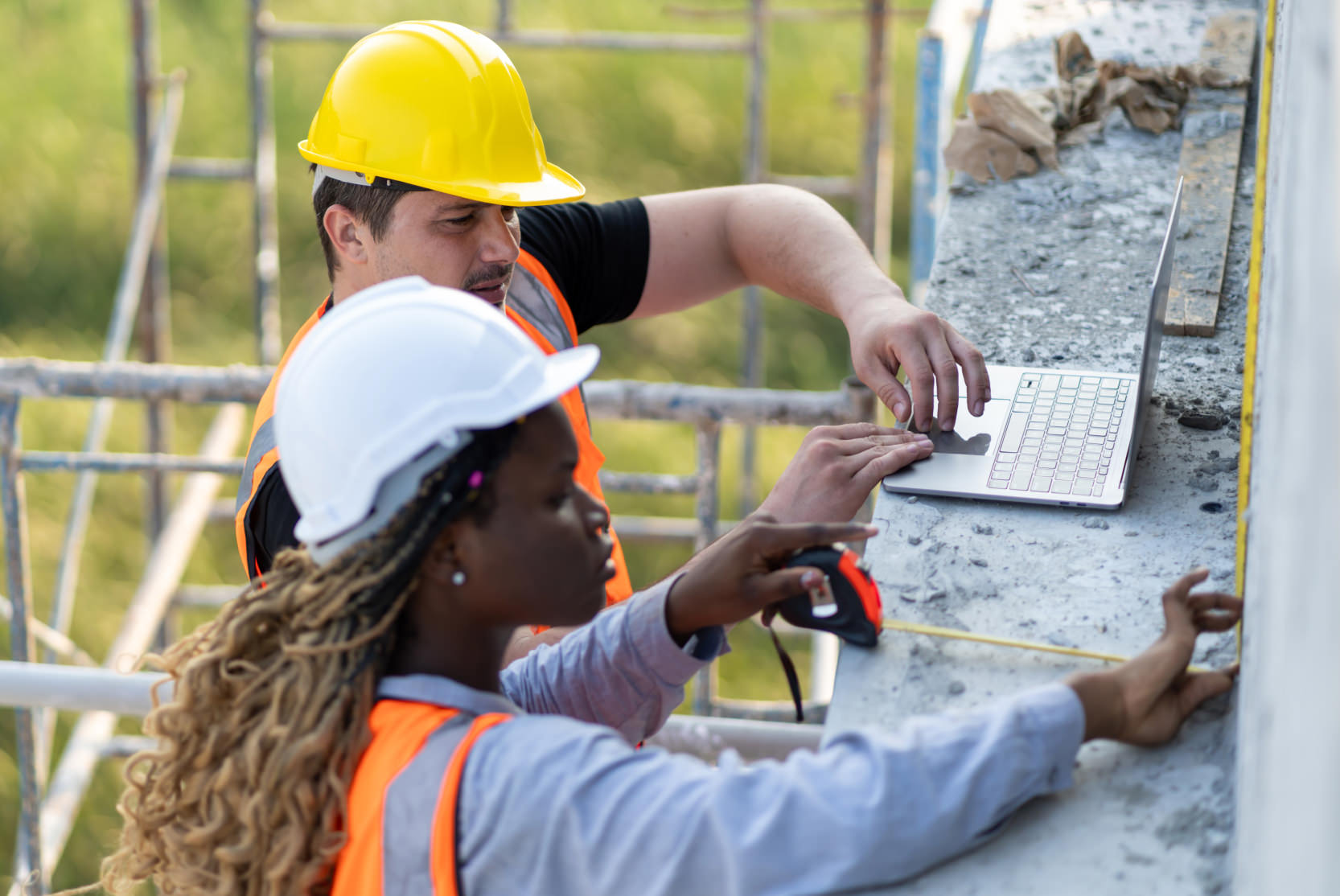 construction-workers-online-training-custom-elearning-solutions