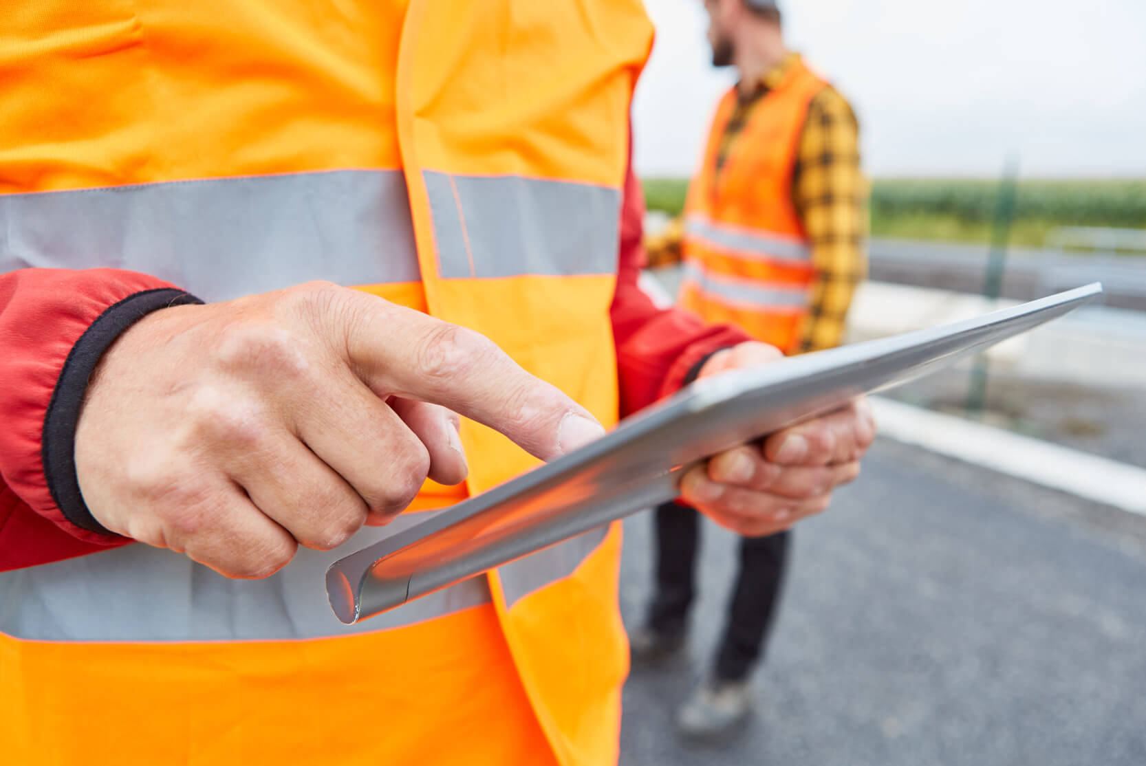 ipad-construction-worker-road-training-elearning