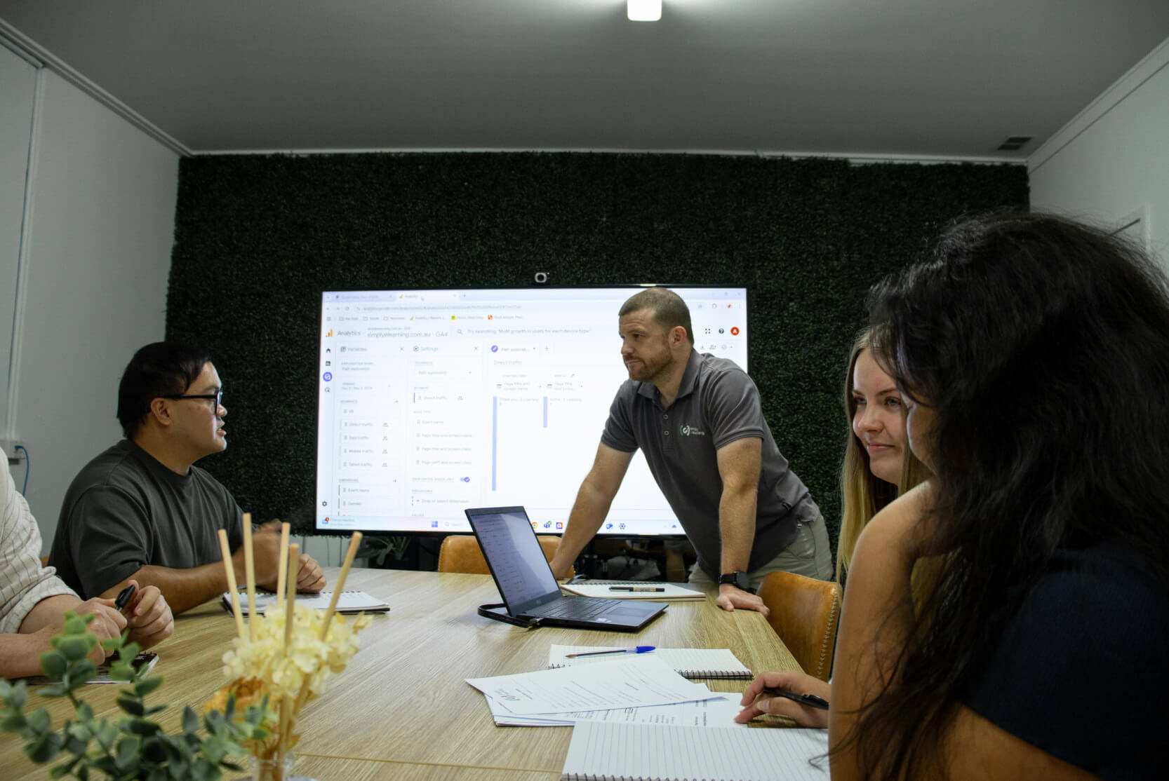 simply-elearning-team-meeting